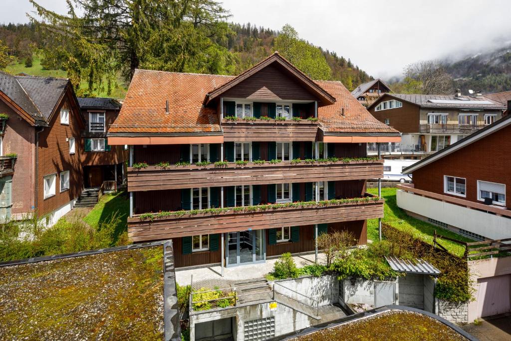 维尔德豪斯Hirschen Guesthouse - Village Hotel的村里带阳台的大房子