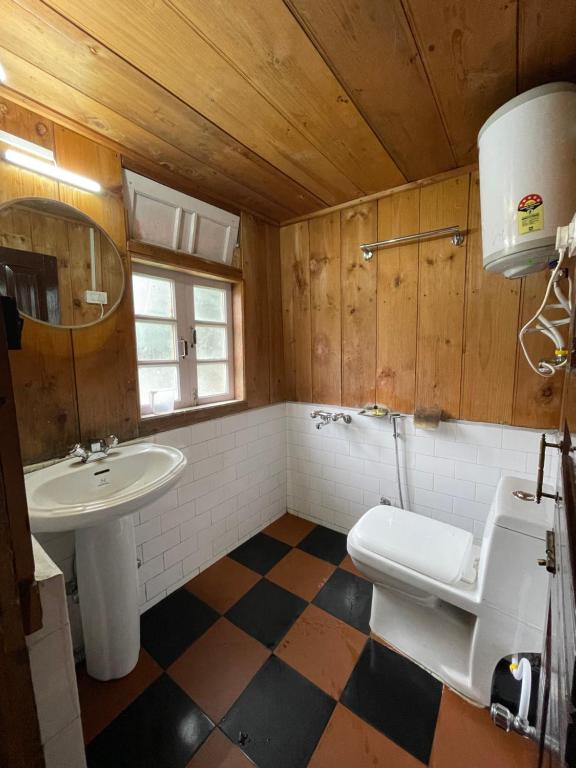拉冲Apple Valley Cottages Lachung的浴室配有白色水槽和卫生间。