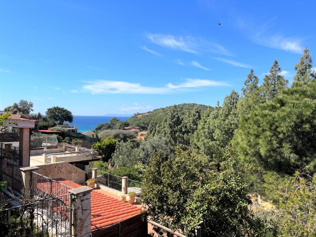 杰若米斯Villa Fiorilla的享有海景。