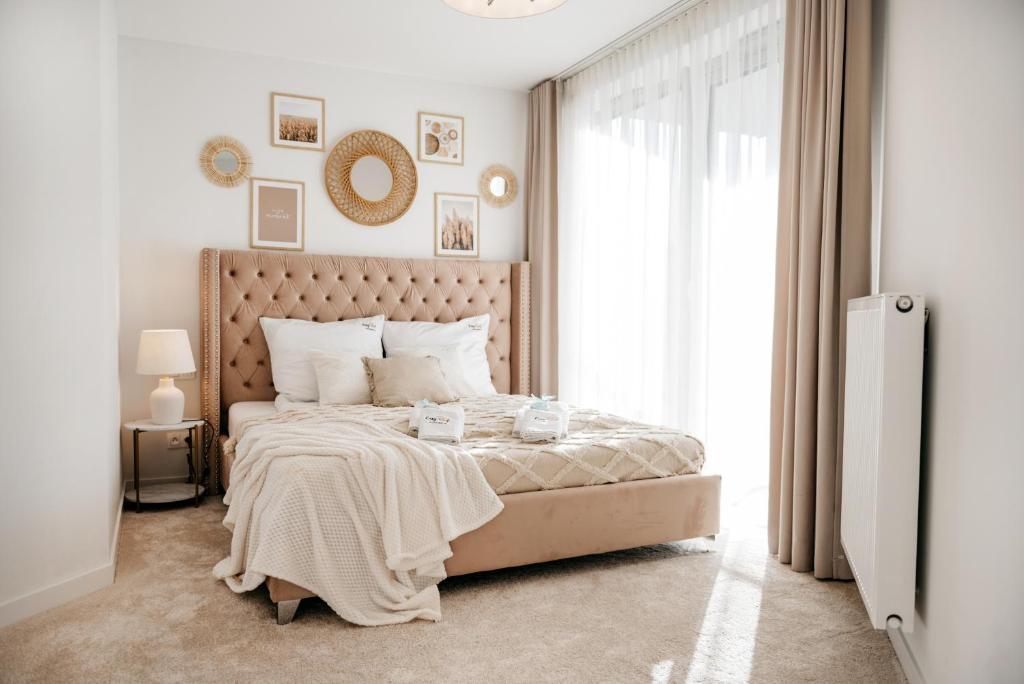 波别罗沃Pinea 204 - Easy-Rent Apartments的一间卧室设有一张大床和大窗户