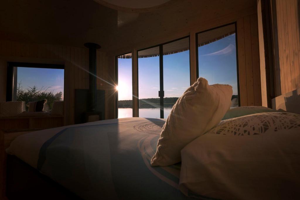 希迈Aquascope Virelles - Logements insolites的一间卧室设有一张床,享有海景