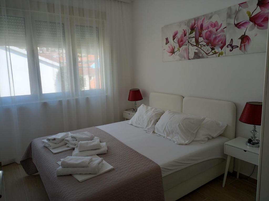 布德瓦Solaris Apartments的一间卧室配有带毛巾的床