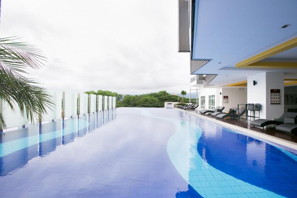 怡保The Majestic Ipoh的一座建筑物中央的游泳池