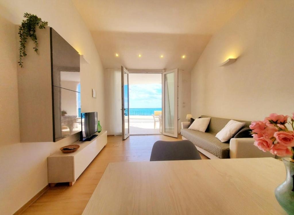 纳尔多SEA FRONT, Allegria, Santa Maria al Bagno的带沙发和电视的客厅
