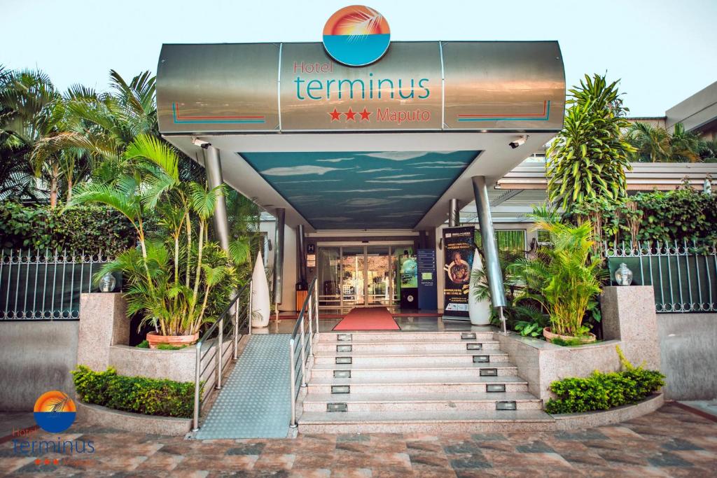马普托Hotel Terminus Maputo的棕榈树酒店的前门