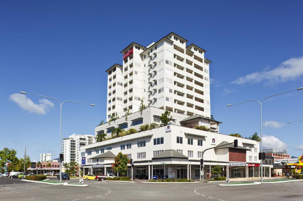 凯恩斯Cairns Central Plaza Apartment Hotel Official的街道拐角处的白色大建筑