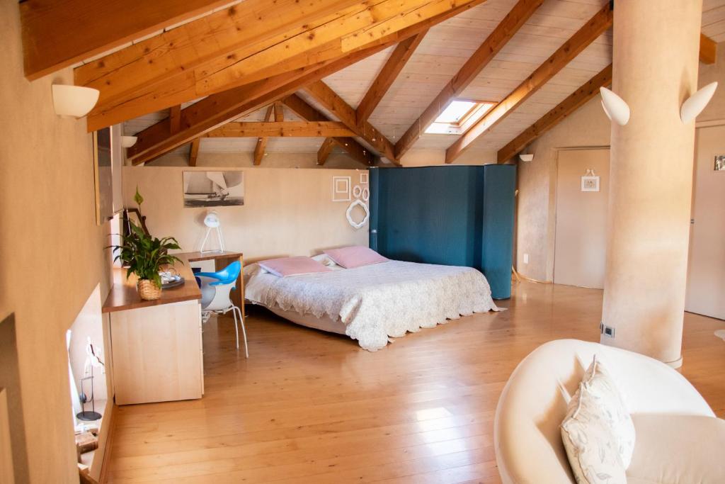 比耶拉戈米托罗公寓的一间带一张床的卧室,位于带木制天花板的房间内
