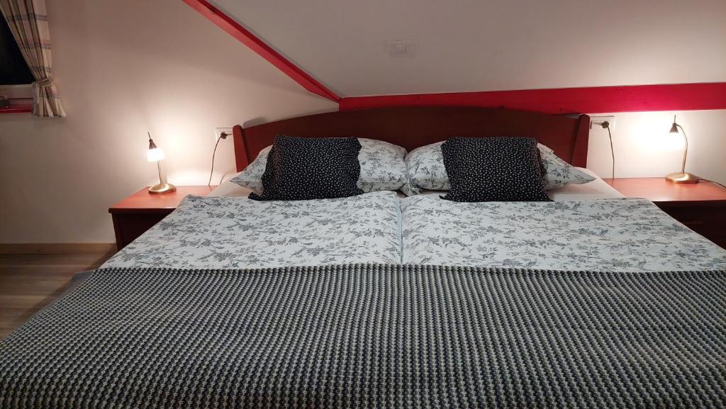 布莱德拉维尼可客房酒店的一间卧室配有一张大床和两盏灯