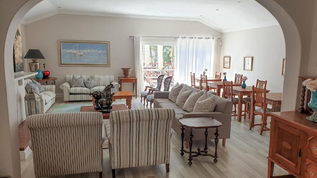 克拉格斯Elephant Country Guest House的客厅配有沙发、椅子和桌子