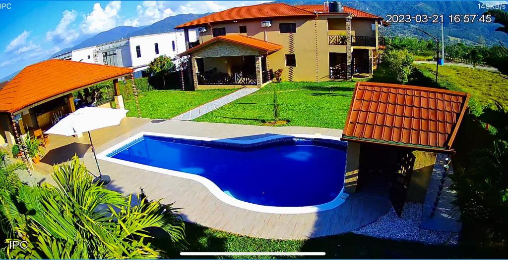 哈拉瓦科阿ωιℓℓу'ѕ νιℓℓα的一座大蓝色游泳池,位于房子前