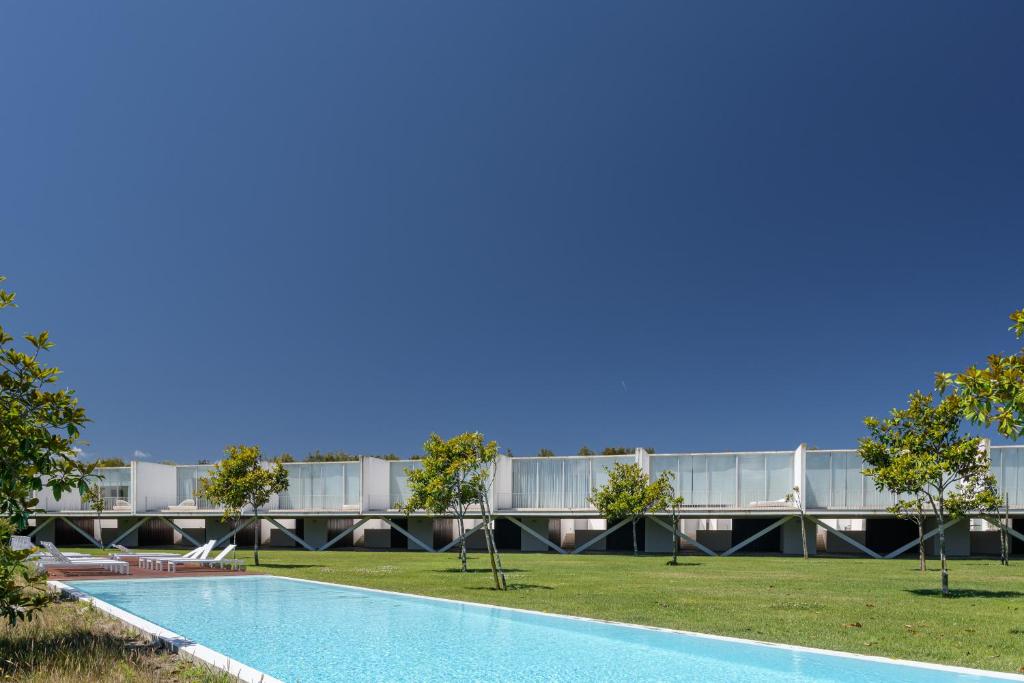 瓦奥邦苏塞苏度假酒店的享有带游泳池的建筑景致