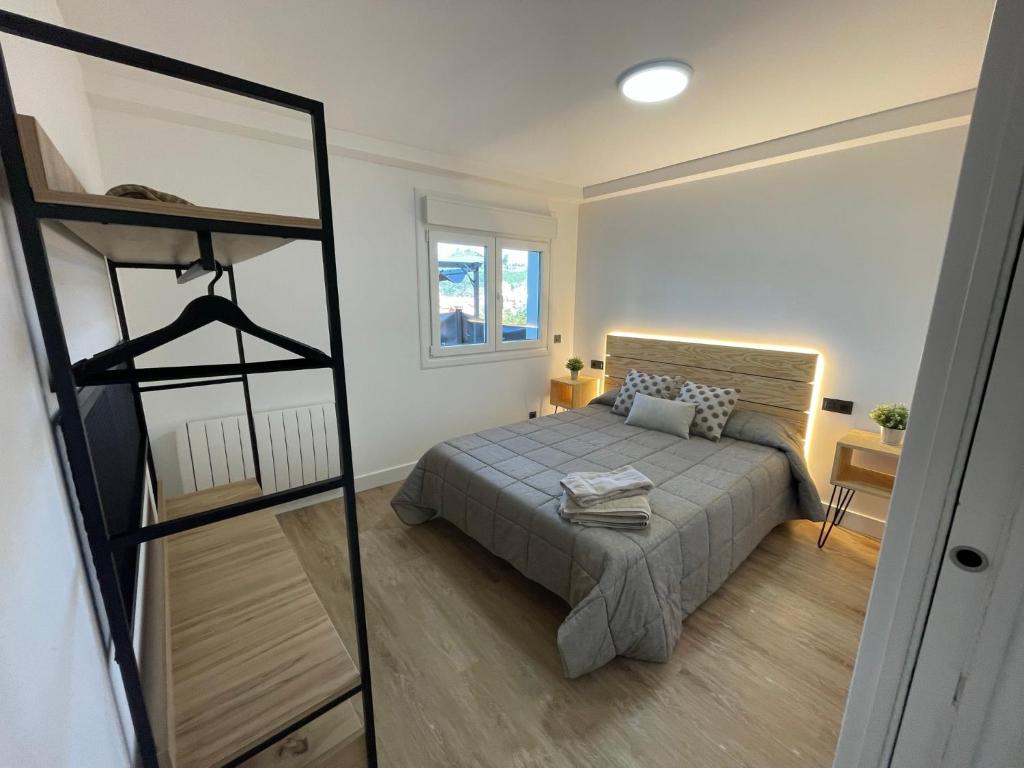 拉雷多Villa Pejina的一间卧室设有一张床和梯子