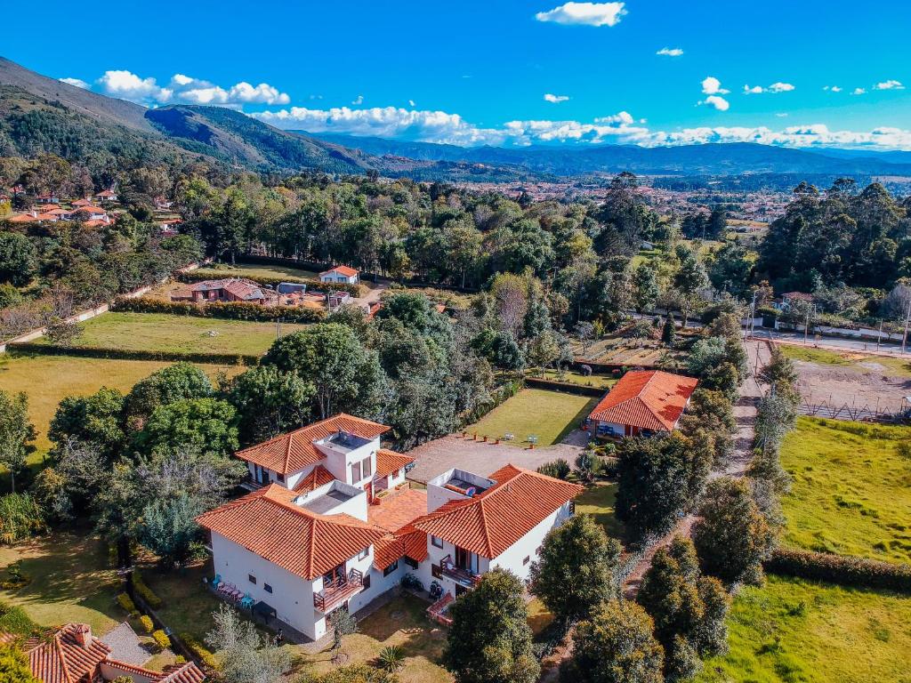 莱瓦镇Las Marías ApartaSuites的享有橙色屋顶房屋的空中景致