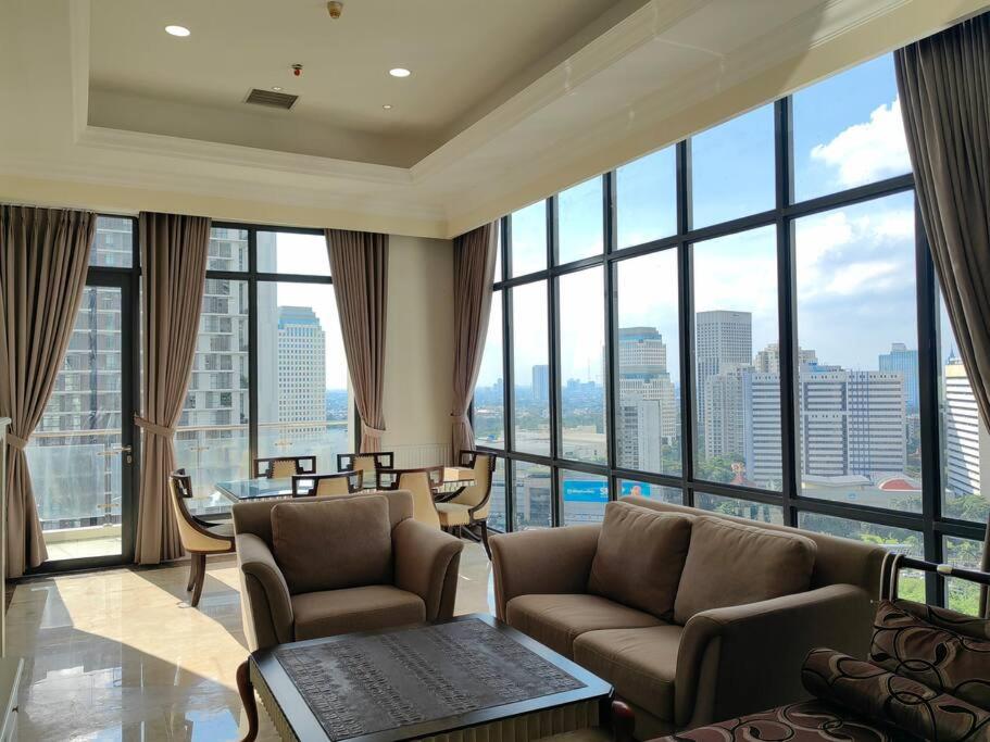 雅加达Senopati Penthouse Luxury 2 Bedroom Full Furnished SCBD Area的一间享有城市美景的客厅