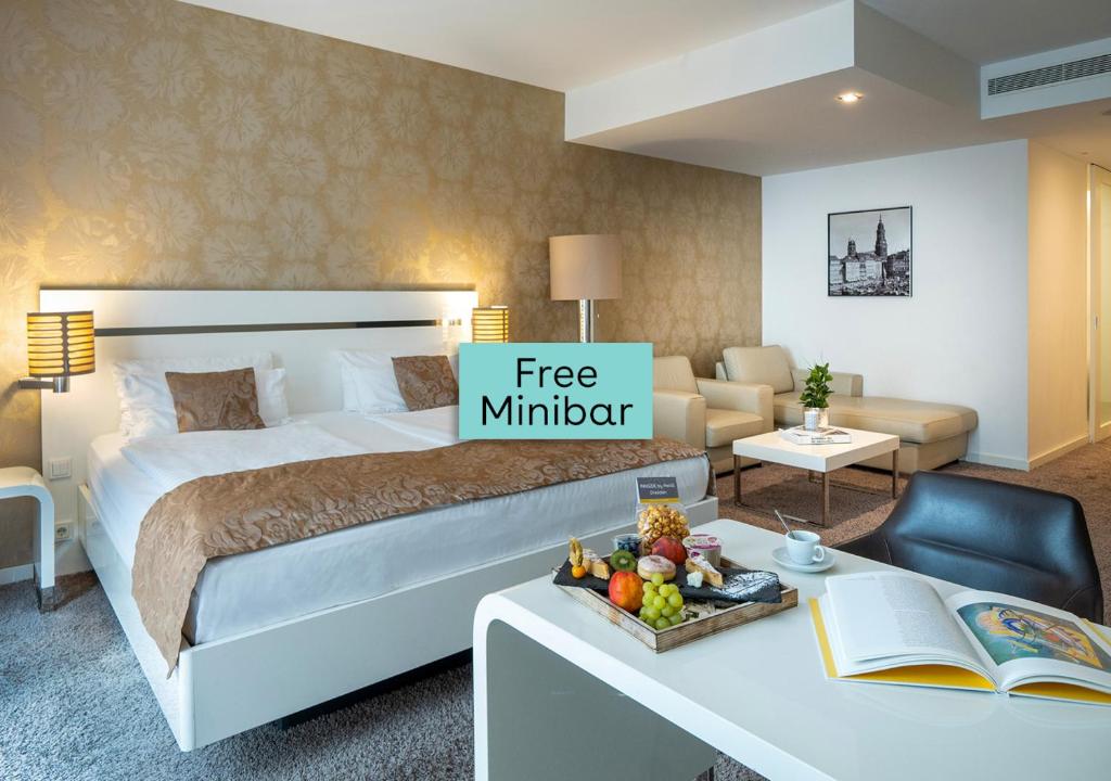 德累斯顿INNSiDE by Meliá Dresden的酒店客房配有一张床、一张书桌和免费的减压器
