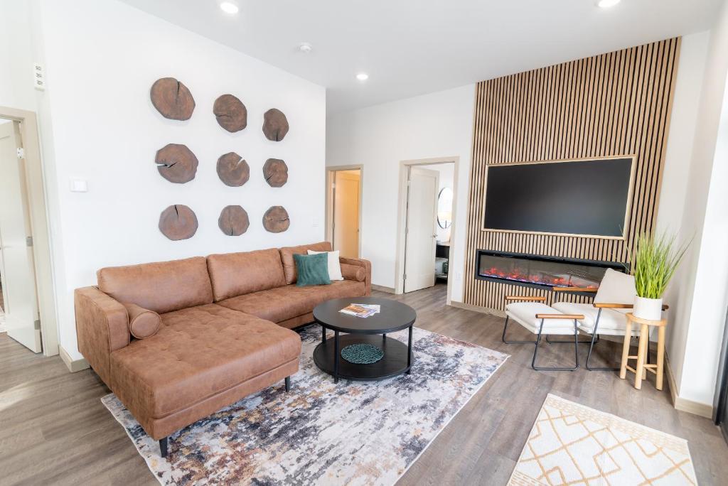 帕尔默Colony Suites的带沙发和平面电视的客厅