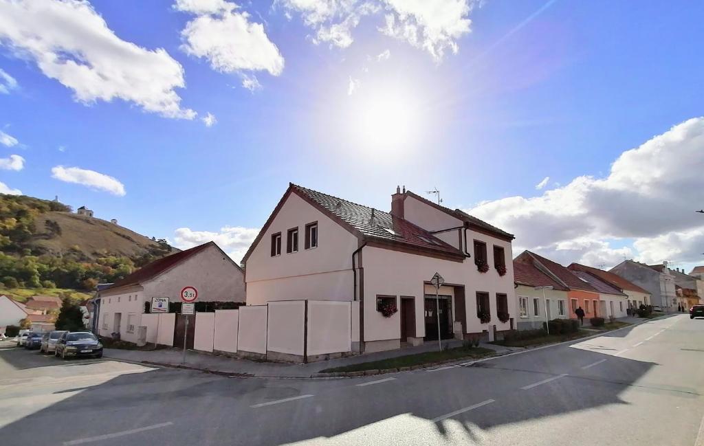 米库洛夫Ubytování Na Špacíru的街道边的白色建筑