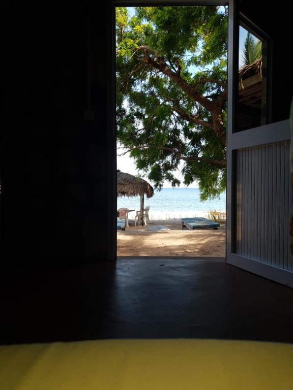 马哈赞加Akwaba Chez les Filles的通往海滩的开放式美景门