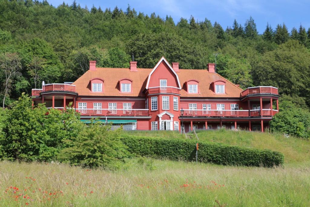 ÖdeshögOmbergs Turisthotell的山顶上一座红色的大房子