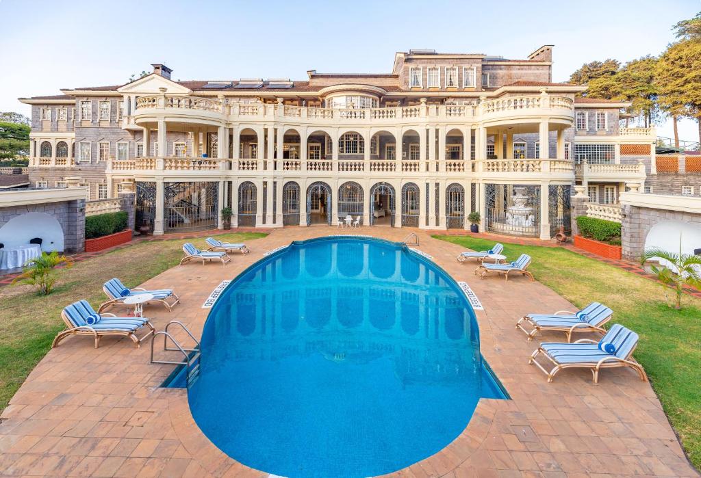 LimuruMuthu Sovereign Suites & Spa, Limuru Road, Nairobi的一座大型豪宅,前面设有一个大型游泳池