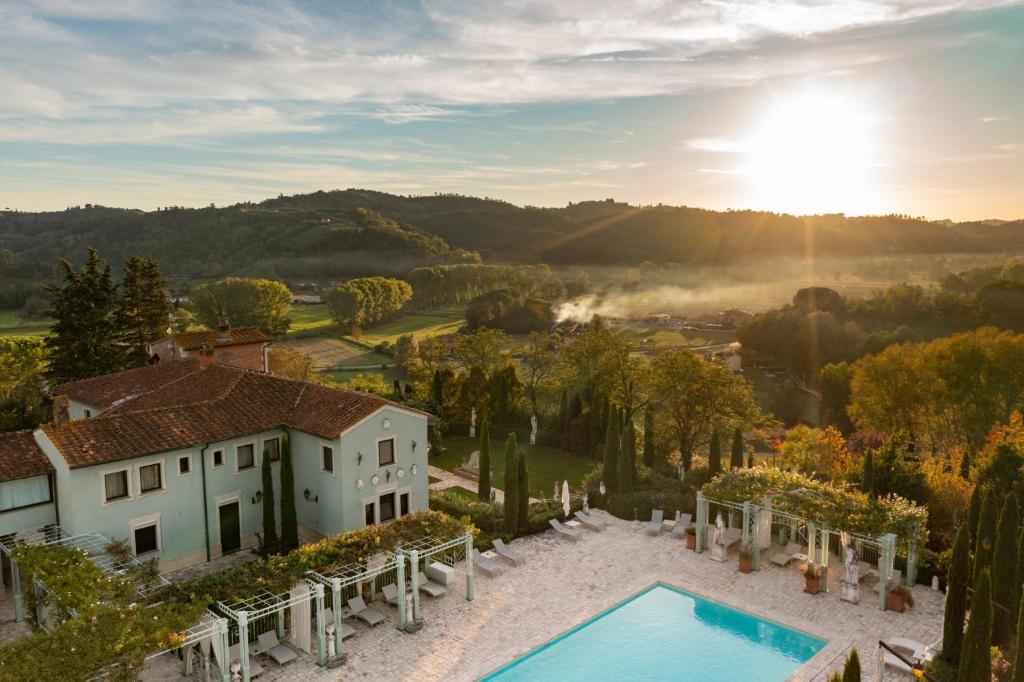 圣米尼亚托萨萨阿尔索勒度假屋的享有带游泳池的房屋的空中景致