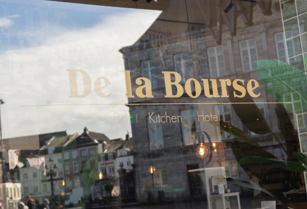 马斯特里赫特德拉布尔斯酒店的窗户上写着“de la boule”字样