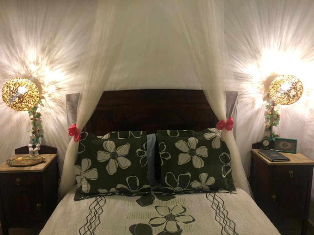 西尔维拉Casal dos Carpinteiros - Carpenters Couple的一间卧室配有带2个床头柜和2盏灯的床