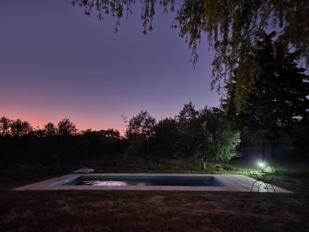 圣拉斐尔SANTA MARIA REINA的夜间在院子中间的游泳池