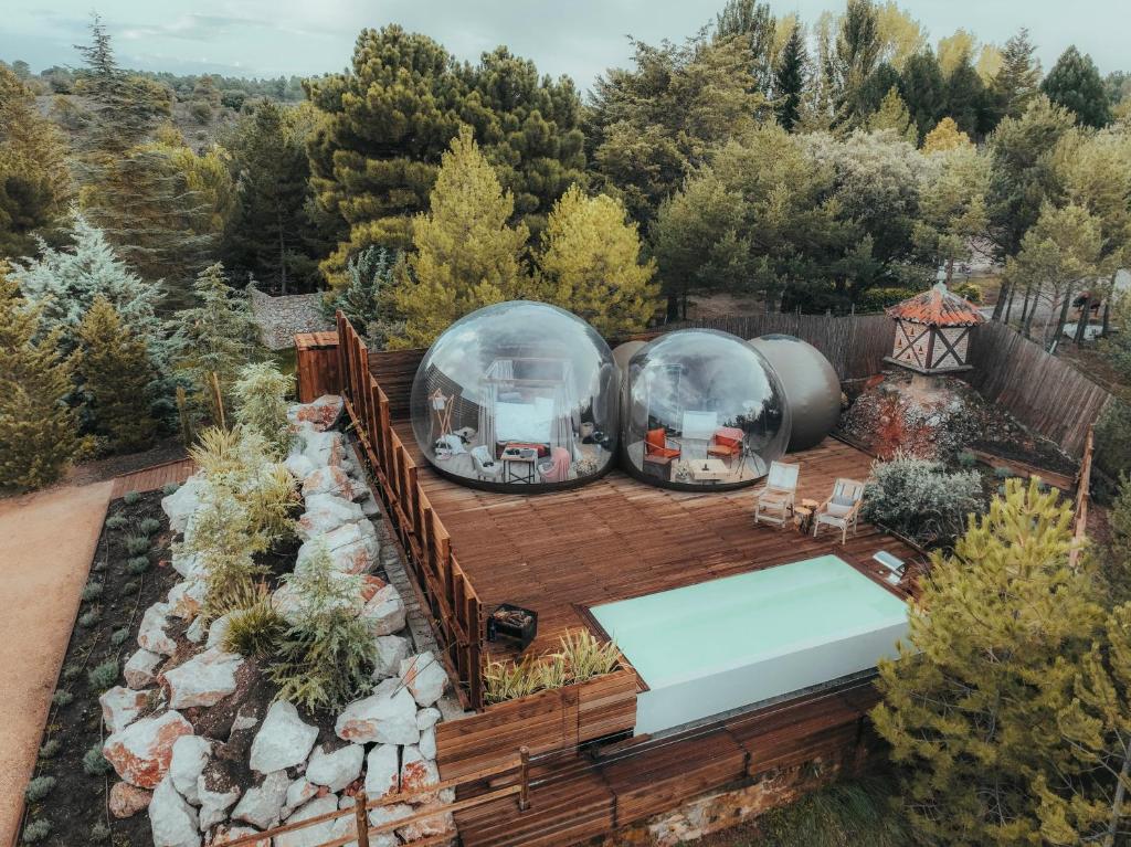索里亚Noctis Hotel的享有花园的空中景致,设有圆顶