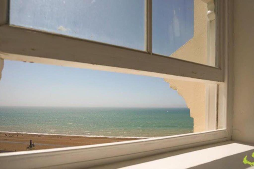 布莱顿霍夫Penthouse Sea view home的享有海滩景致的窗户。