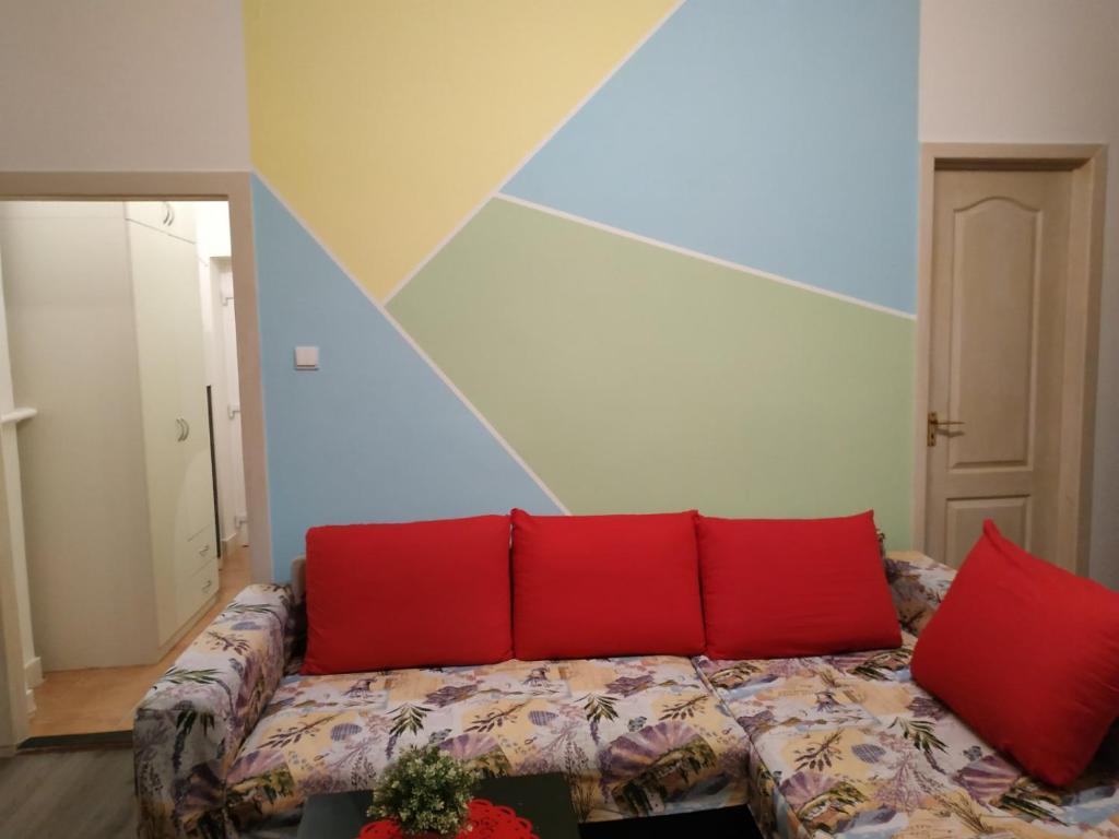 布达佩斯Szava Angel的客厅配有红色枕头的沙发