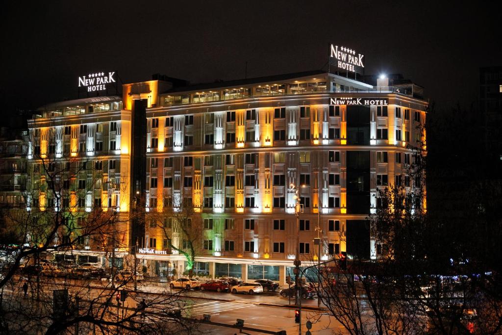 安卡拉New Park Hotel的一座在晚上有灯的大建筑