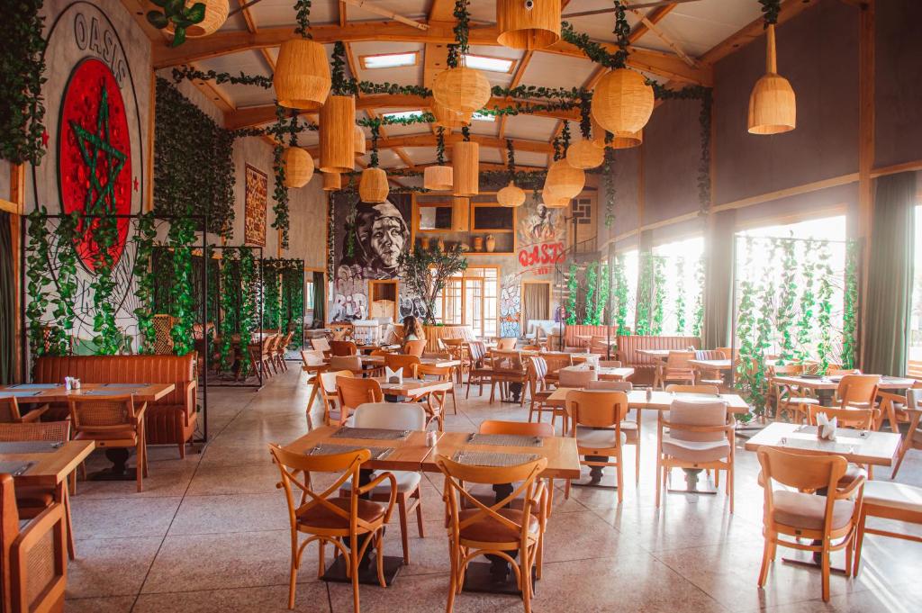 达赫拉Oasis212 Dakhla的餐厅设有木桌和椅子及灯