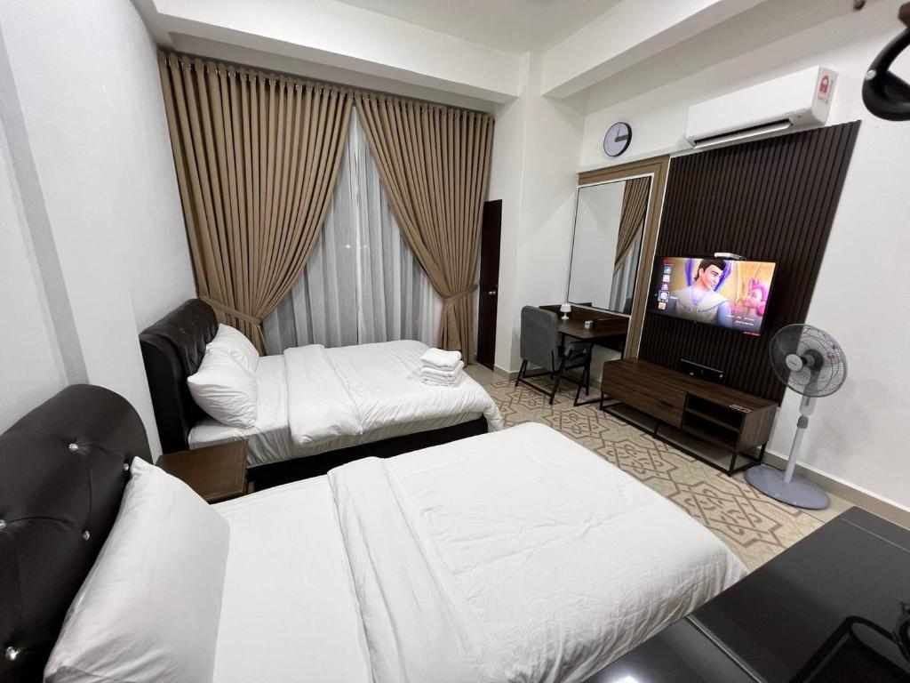 话毛生HASSMA Studio Apartment with Pool的酒店客房设有两张床和一台平面电视。