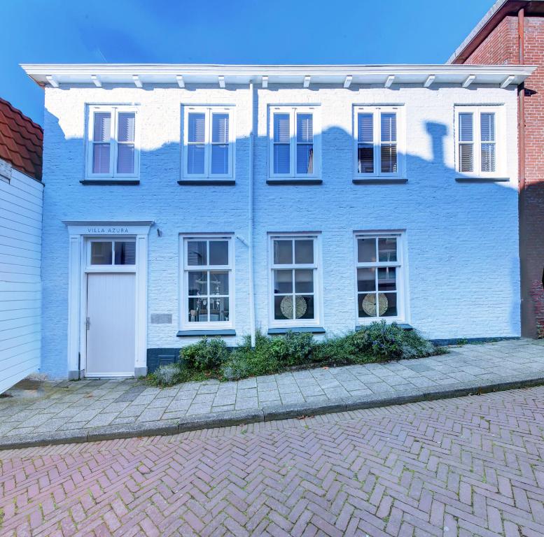 托伦Villa Azura的砖街上的蓝色房子,有白色门