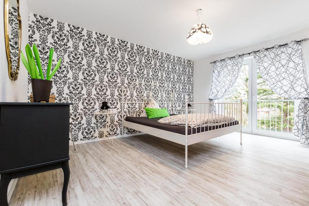 科隆科隆拉斯公寓的卧室配有一张床铺,位于带墙壁的房间