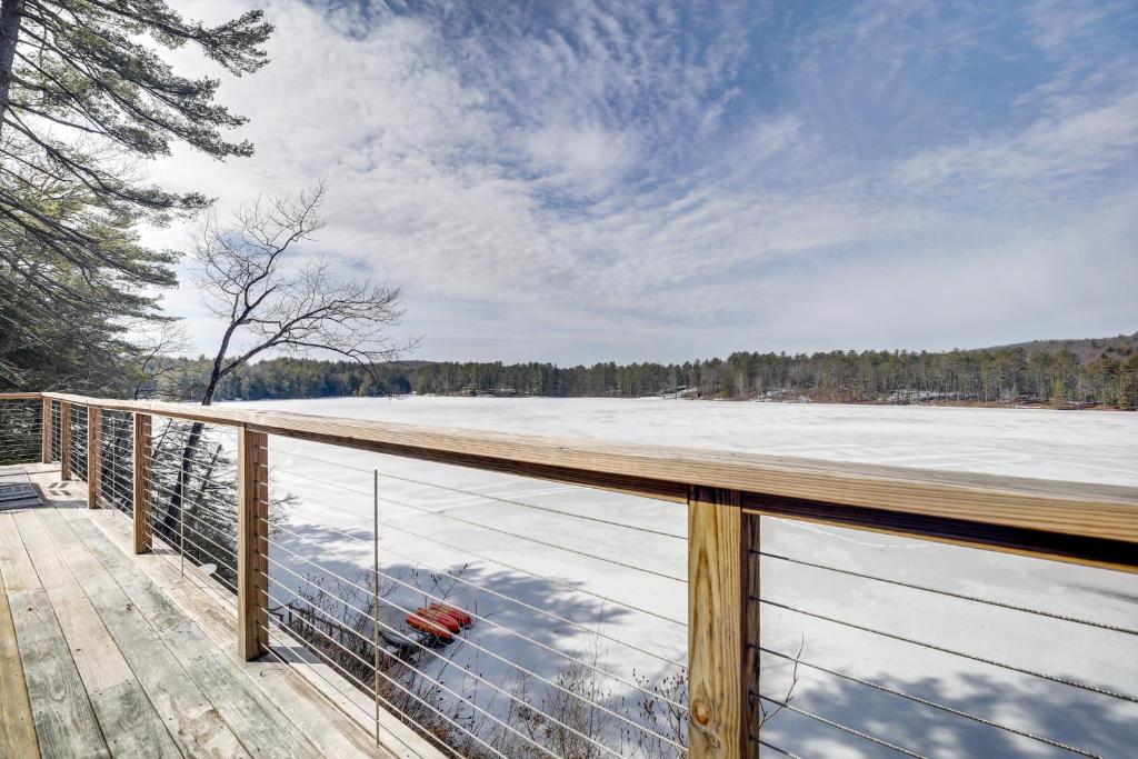 OrwellOrwell Cabin on Sunrise Lake with Private Dock and BBQ的享有雪覆盖田野景致的甲板