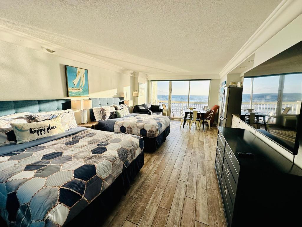 代托纳海滩Daytona Beach Resort Private balcony Ocean Front的酒店客房设有两张床,享有海景。