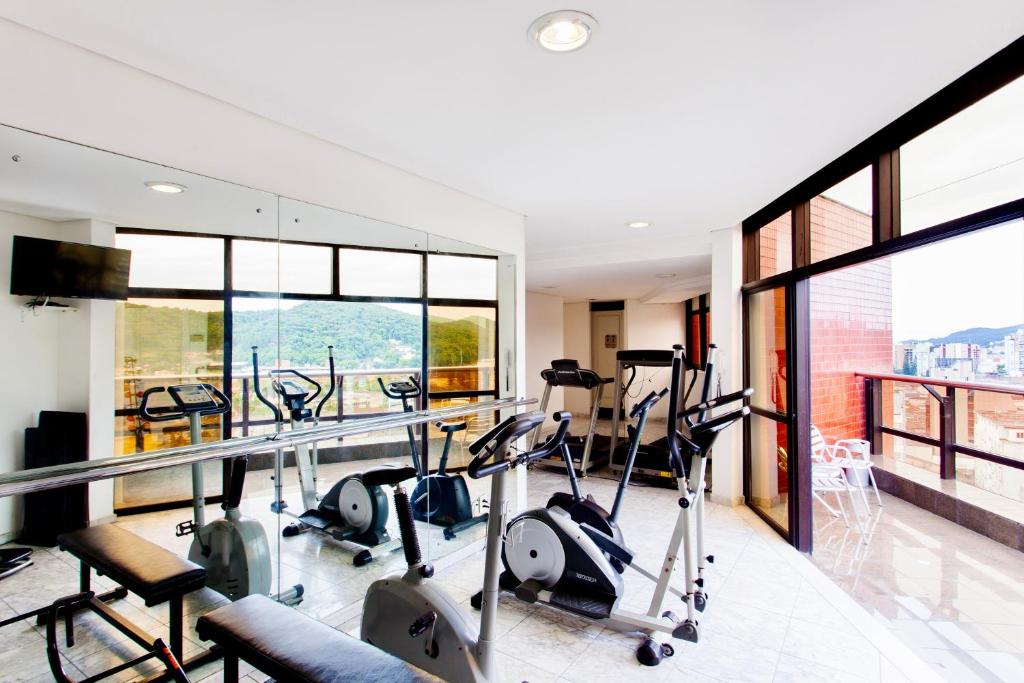 约恩维利约恩维利蓝树塔酒店的带有氧器材的健身房,位于带窗户的大楼内