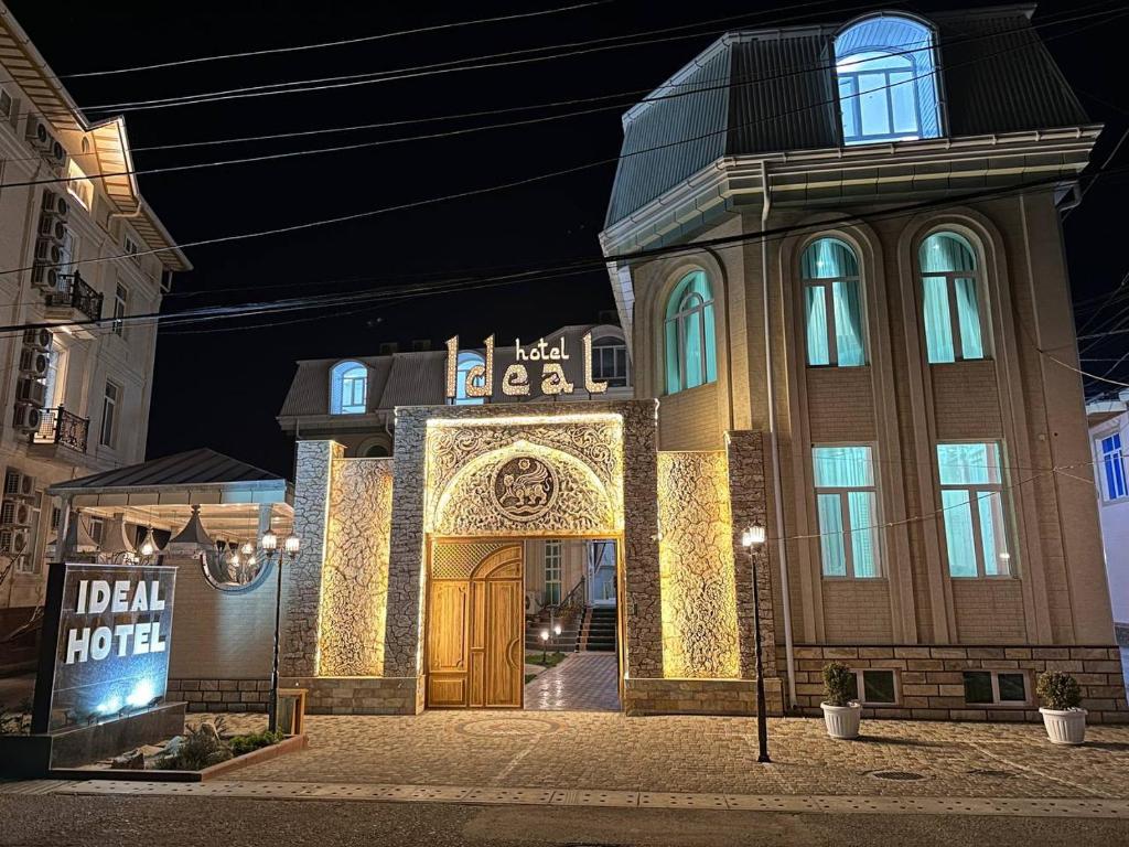 撒马尔罕理想酒店的一座在晚上有金门的建筑