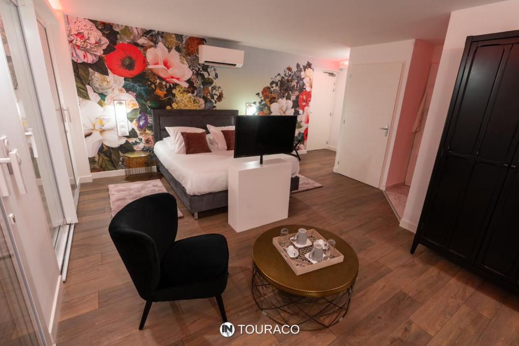 维拉尔雷东布Touraco的卧室配有1张床、1张桌子和1把椅子