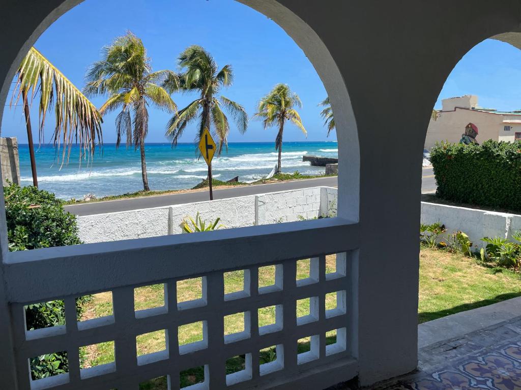 圣安德烈斯Puesta del Sol Guest House的从客房窗户可欣赏到海滩美景