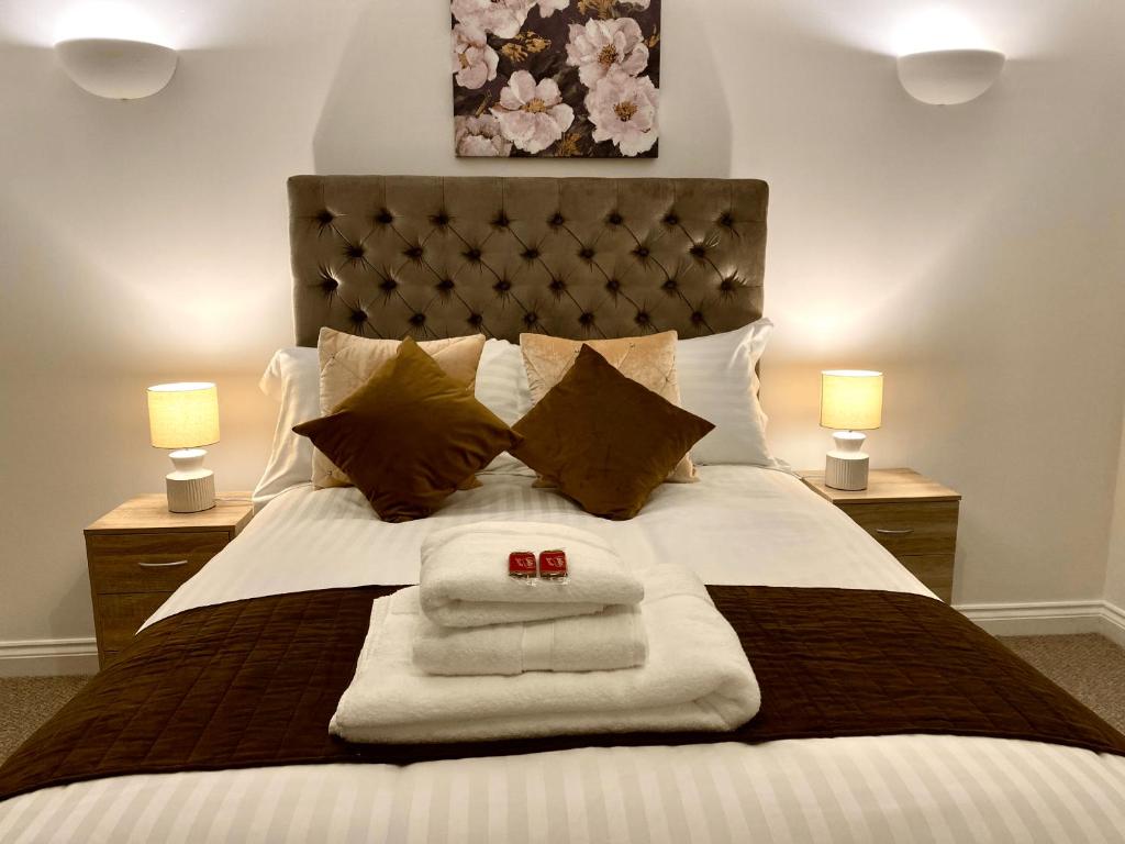 米尔顿凯恩斯Angel view - 4 bed property- perfect for contractors & families的一间卧室配有一张大床和毛巾