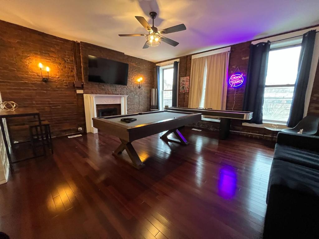 路易斯威尔Downtown Loft Sleeps 6 - Pool Table Shuffleboard的客厅配有台球桌和吊扇