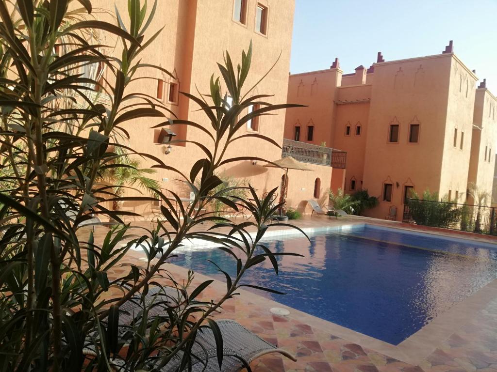 阿伊特本哈杜Riad Ouinz的大楼前的游泳池