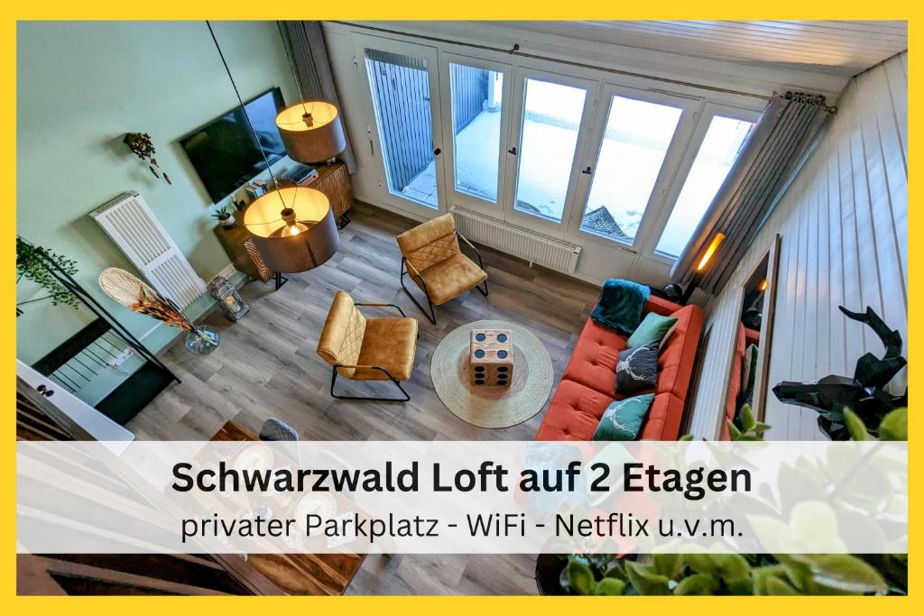 萨巴赫瓦登Black Forest Stay - Apartment Hirschperle的享有带沙发和椅子的客厅的景色