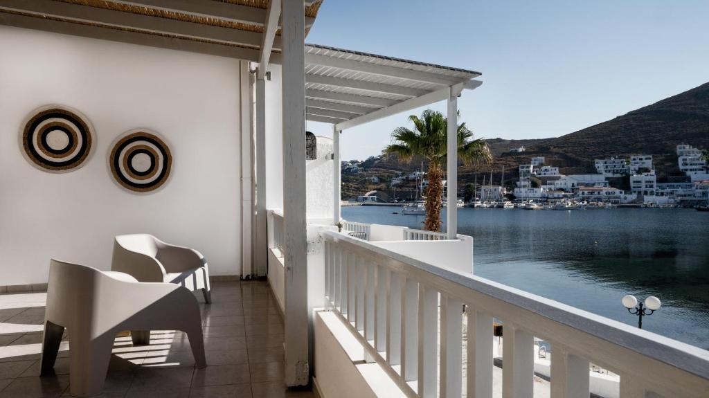 MérikhasCactus Suites Kythnos的阳台配有椅子,享有水景