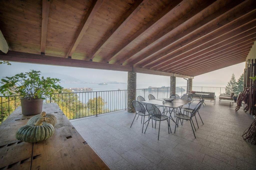 斯特雷萨Villa Gaia的阳台的天井配有桌椅