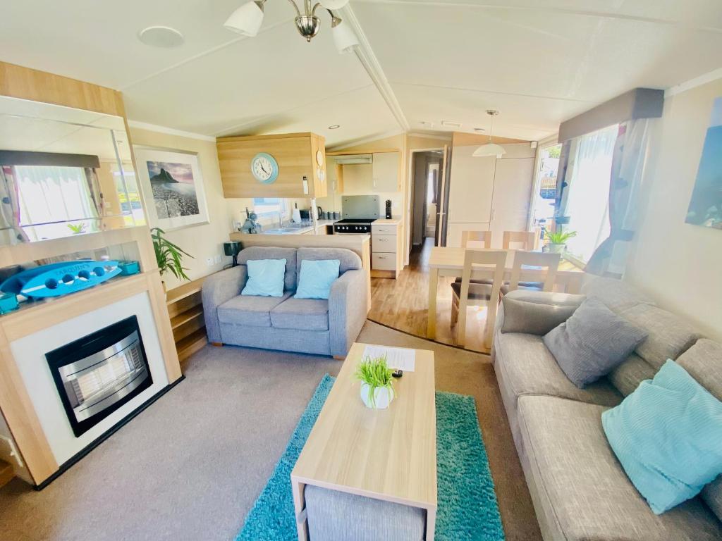 帕兹托B47 Caravan Seven Bays的客厅配有沙发和桌子