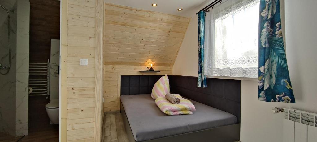 扎沃亚Pokoje Gościnne Tyrol的小房间,浴室设有长凳